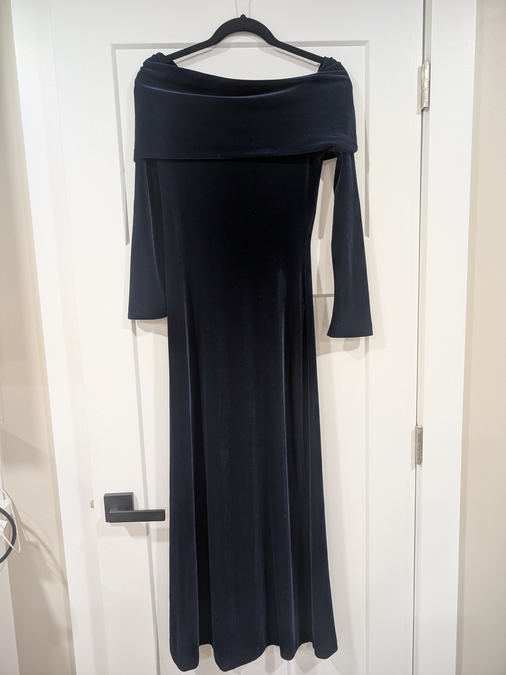 La Galleria La Rue - Off-Shoulder Velvet Dress